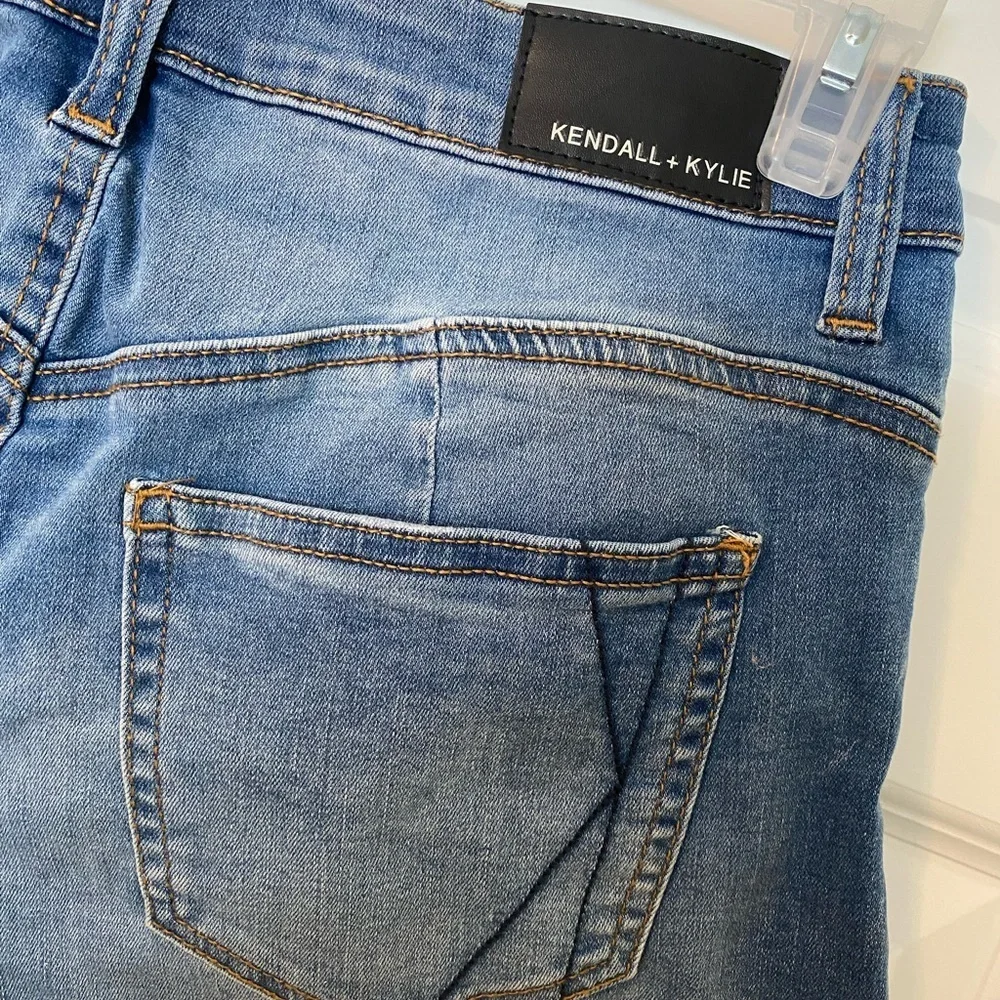 Kendall + Kylie The Icon Cuffed Jean Shorts Size 7/28 - Picture 6 of 9